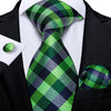 Szary krawat w zieloną i czarną kratkę