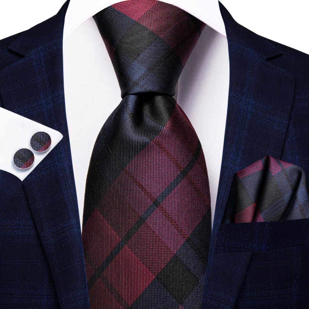 Krawat w paski w czarną i bordową czerwoną kratkę