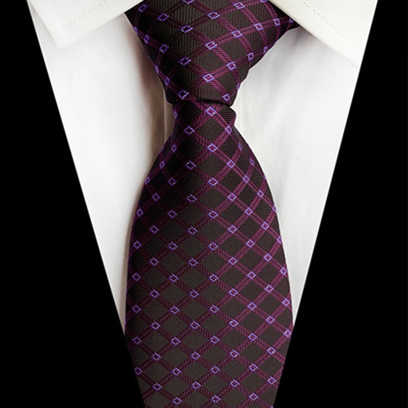 Ciemnobrązowy krawat w kropki z fioletową szachownicą