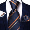 Krawat w ciemnoniebieskie i pomarańczowe paski