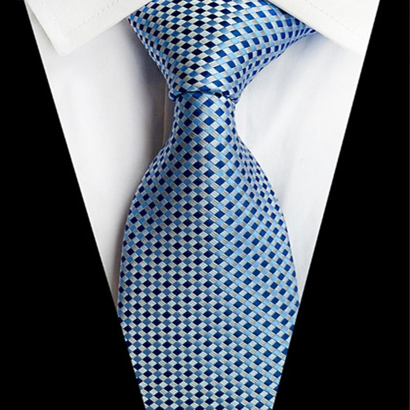 Jasnoniebieski krawat w kropki
