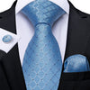 Błękitny krawat w kratkę