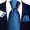 Niebieski krawat w paski