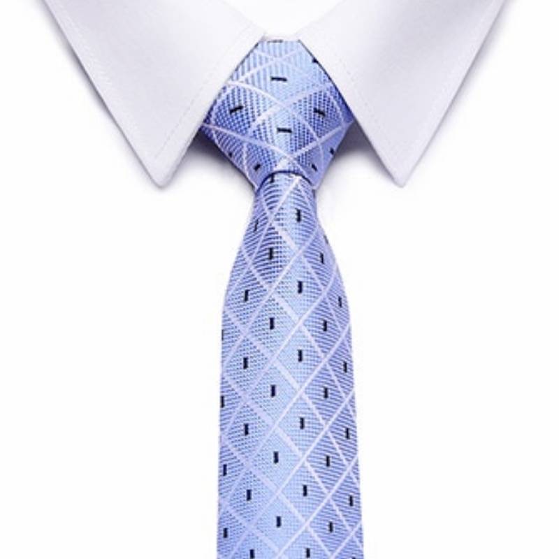 Błękitny krawat w kratę