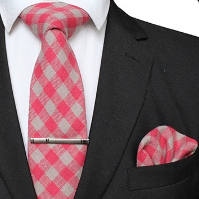 Czerwony i szary krawat w kratkę