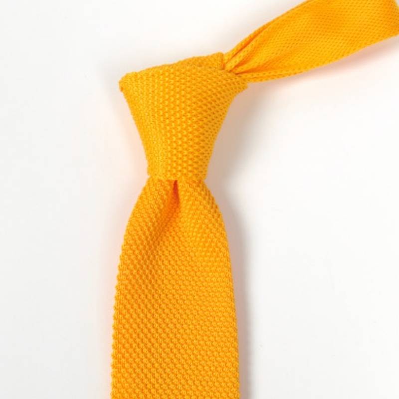 Musztardowy krawat z dzianiny
