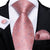 Jasnoróżowy krawat w kratę