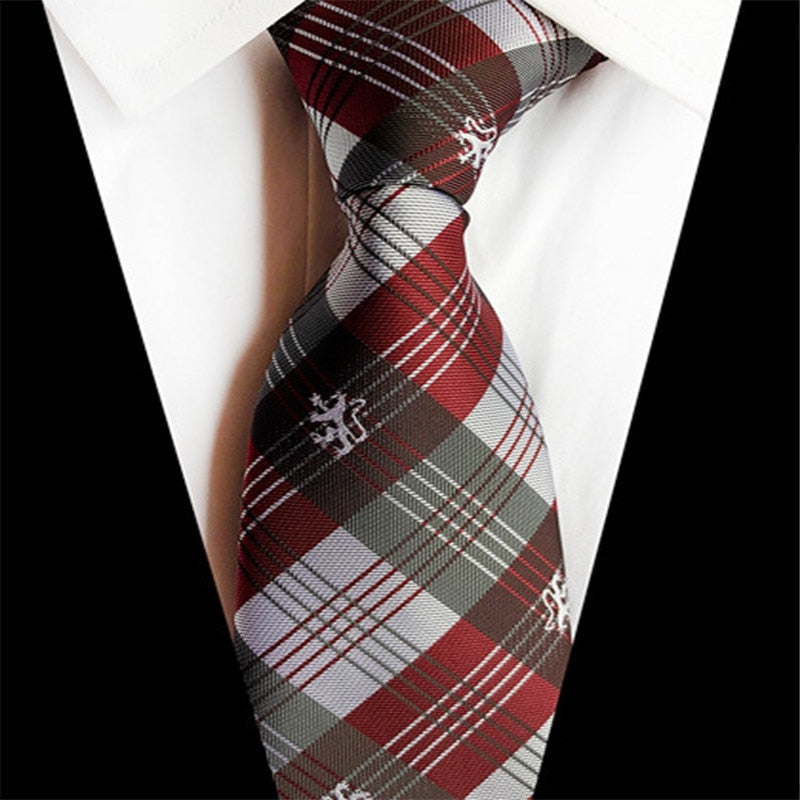 Jasnoszary i czerwony krawat w paski ze wzorem