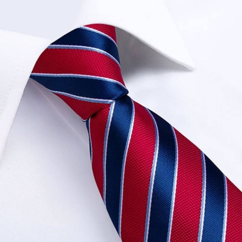 Krawat w czerwono-niebieskie paski